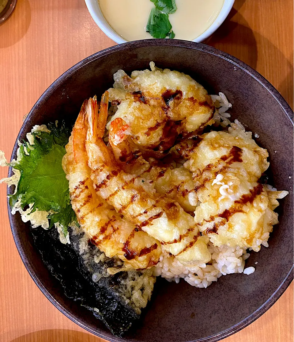 Snapdishの料理写真:くらランチ 天丼 海老天x3 はも天x2 550円|すくらんぶるえっぐさん