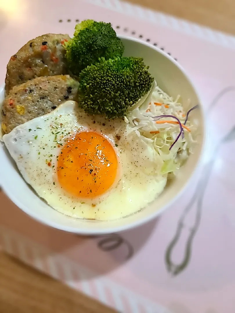 ～☆冷食活用☆～
冷凍の緑黄色野菜とおからハンバーグ
のロコモコ丼😋|みぽりん♪さん