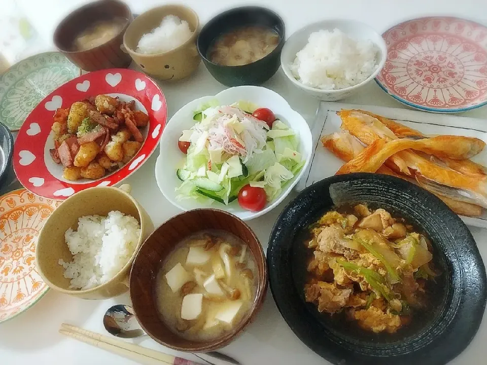 夕食(*^^*)
親子丼の具(丼にすると下の子が食べないので😅)
ハッシュドポテトとベーコンのバター醤油炒め
ハラス焼き
サラダ(レタス、きゅうり、カニカマ、ミニトマト、チーズ)
お味噌汁(なめこ、豆腐、油揚げ)|プリン☆さん