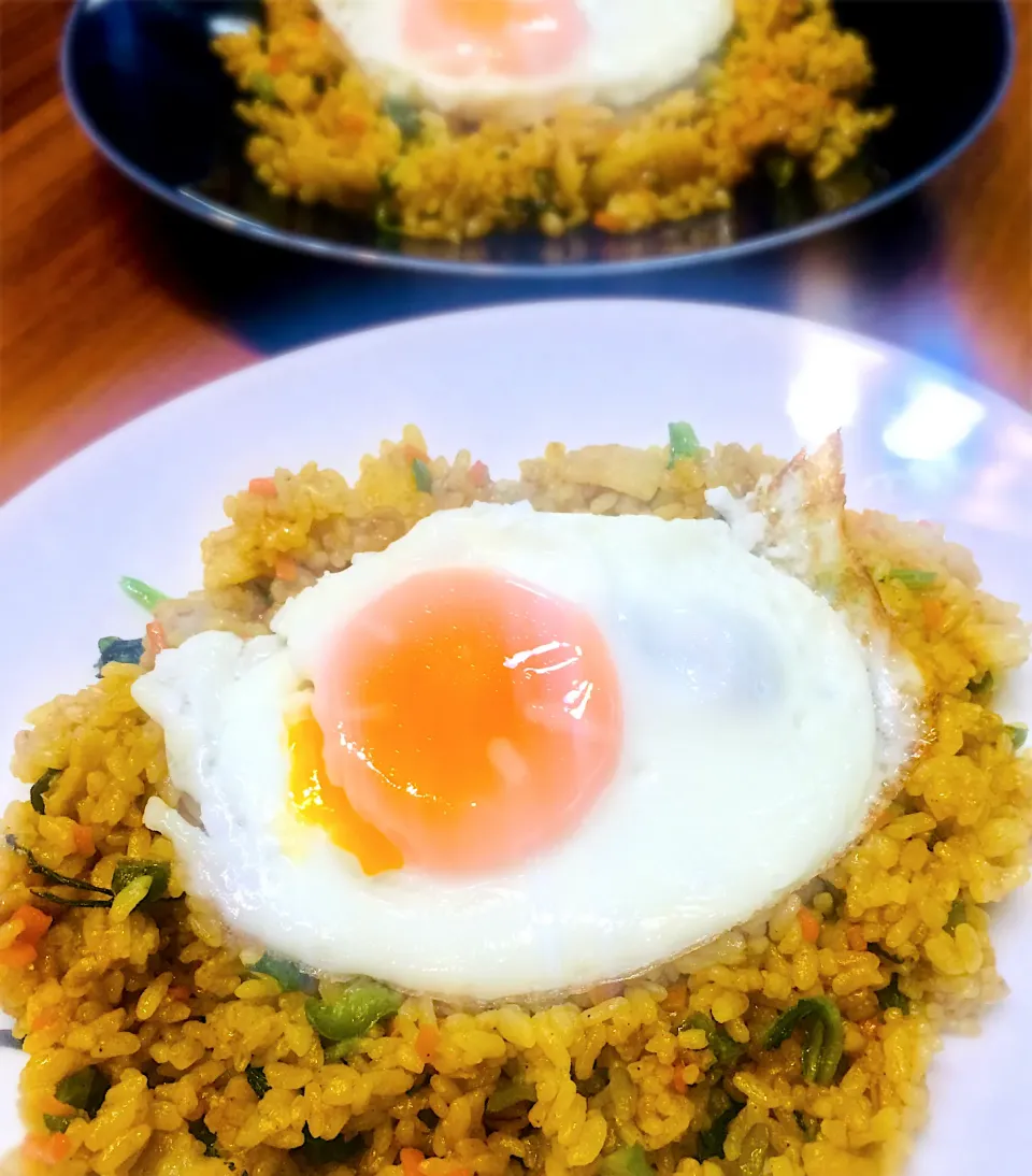 カレーチャーハン半熟目玉焼きのせ|@y@さん