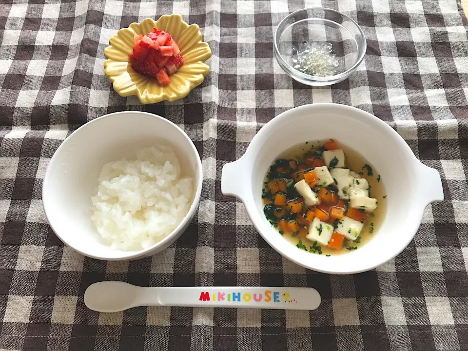 Snapdishの料理写真:【離乳食】豆腐と野菜のお味噌汁、おかゆ、ところてん 、いちご|sayaさん