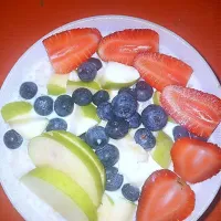 Snapdishの料理写真:oats porridge with chopped apples, blueberries and strawberries as toppings|Iamchef Biancaさん