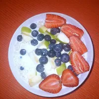 oats porridge with chopped apples, blueberries and strawberries as toppings|Iamchef Biancaさん