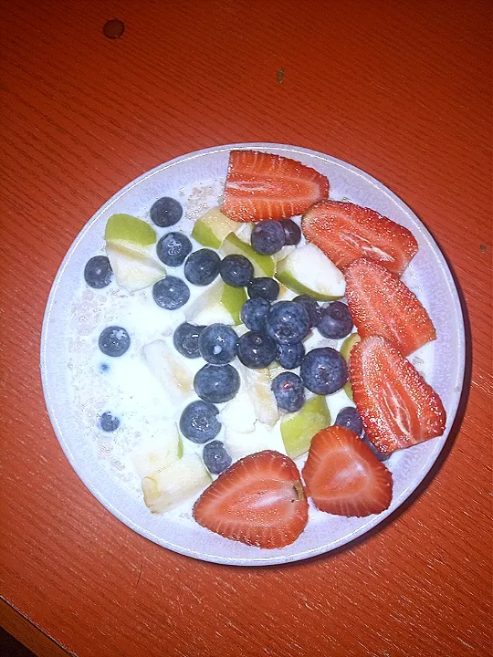 Snapdishの料理写真:oats porridge with chopped apples, blueberries and strawberries as toppings|Iamchef Biancaさん