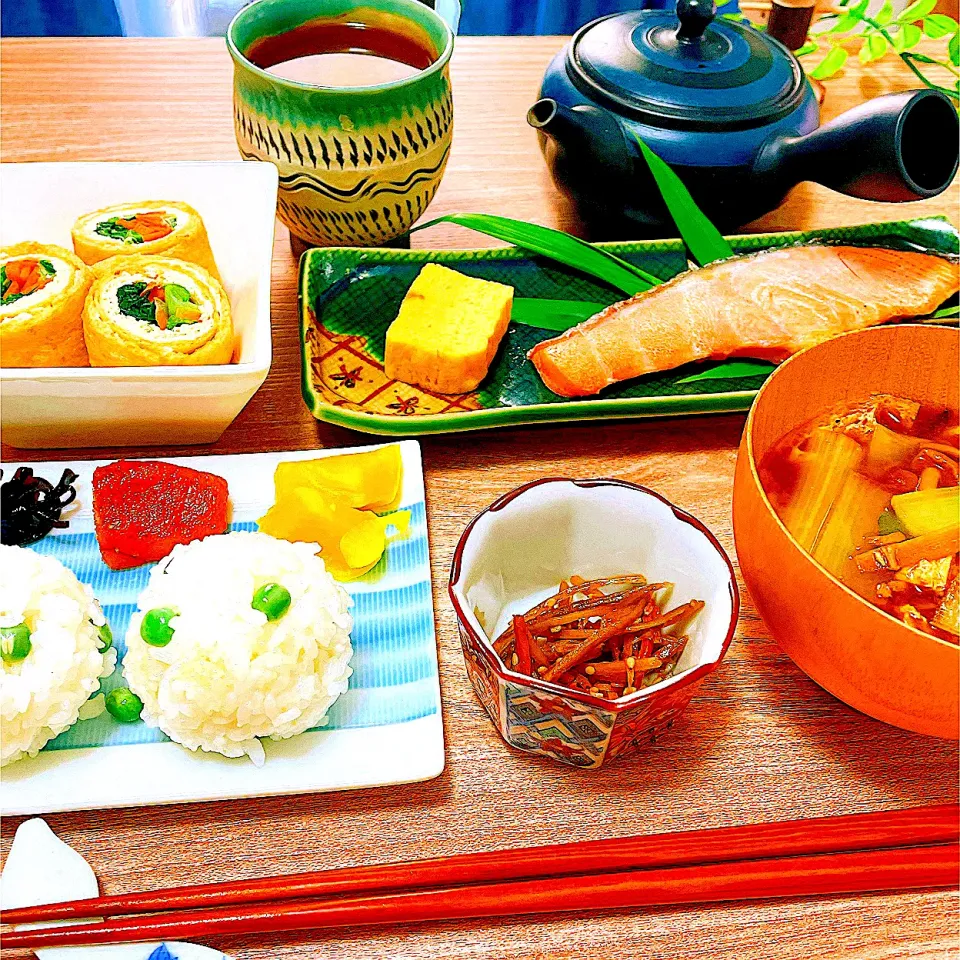 今朝は豆おにぎり御膳　🍙豆おにぎり、🐟塩しゃけ、🫕なめこ味噌汁、揚げ浸し巻き、|Sの食卓さん