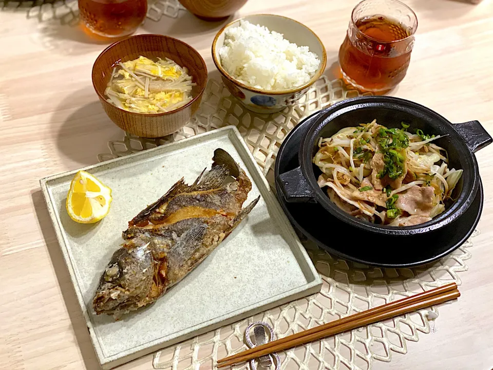 カサゴの唐揚げ、キャベツと豚の蒸しサラダ|ひろさんとゆりさんさん