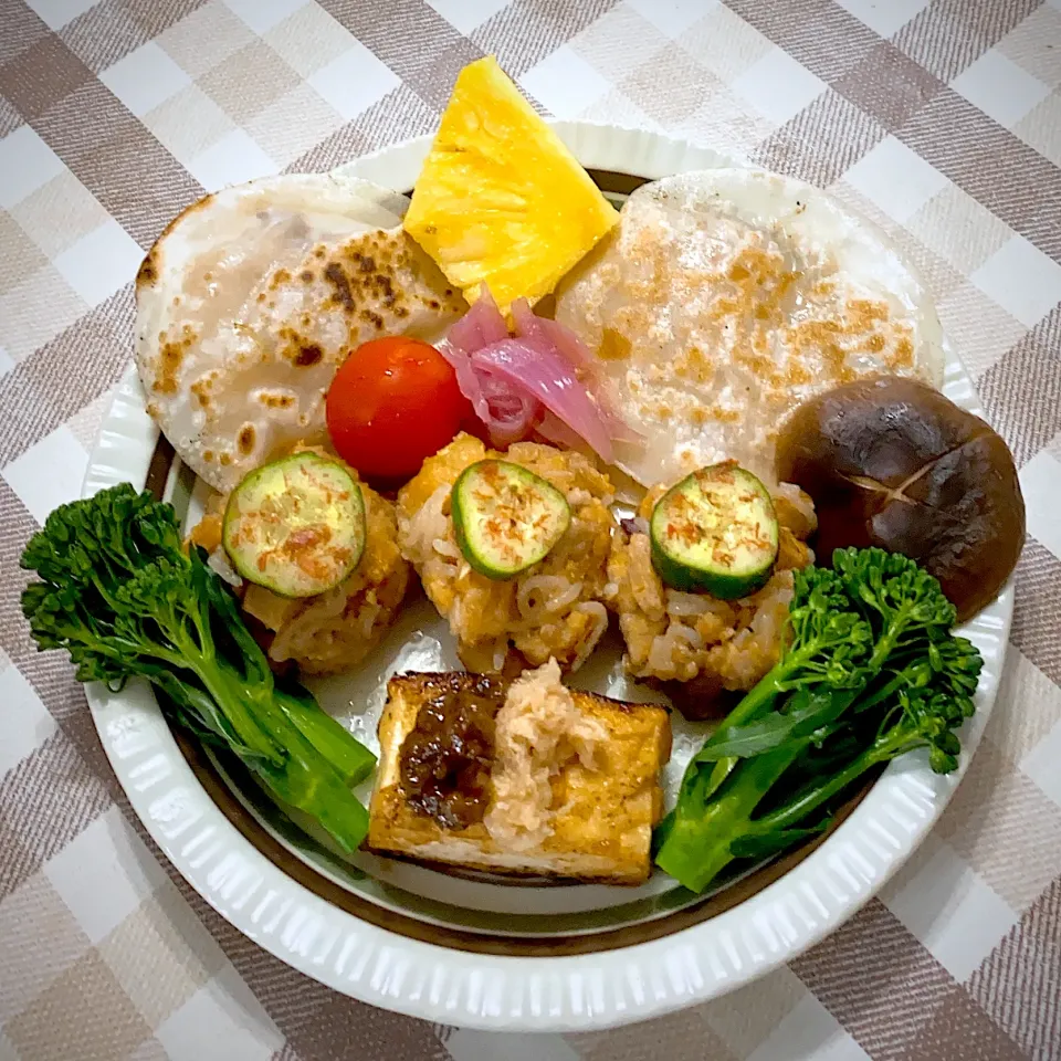 今日のお昼★焼き豆腐と米粉餃子と残り物の煮物で作った肉だんご|riko30294さん