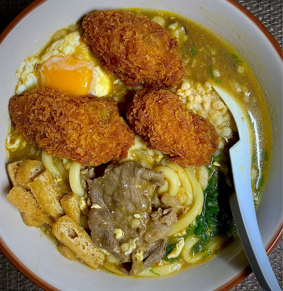 牛肉カレーうどん 牡蠣フライ乗せ|すくらんぶるえっぐさん