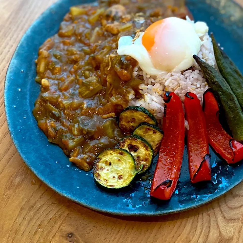 【圧力鍋料理】娘がバクバク食べる＊無水カレー、温玉とグリル野菜を添えて＊|yu papaさん