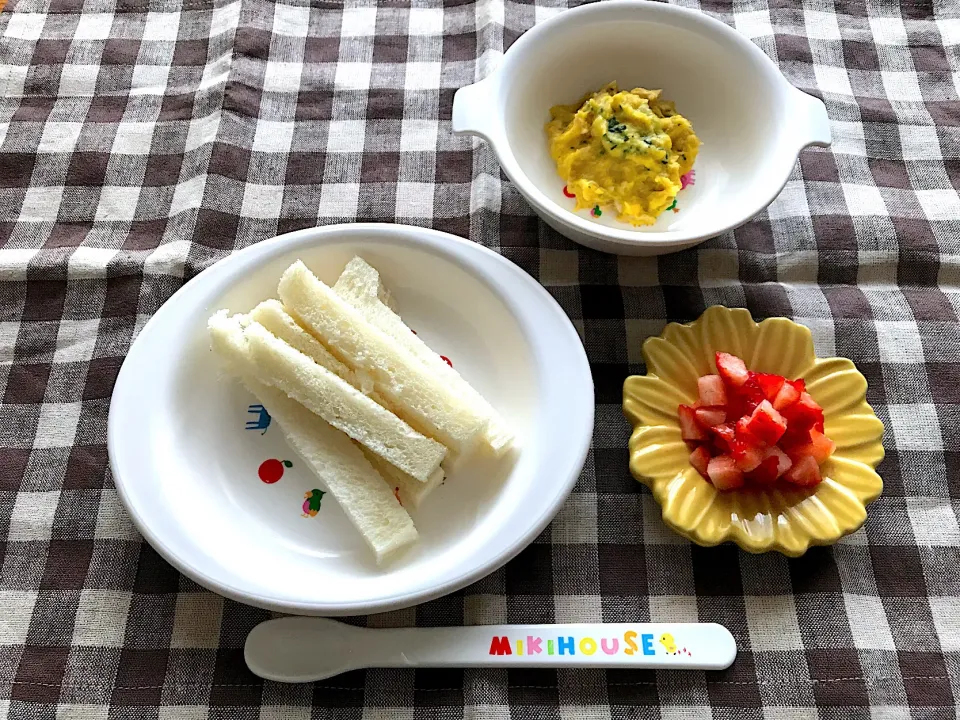 Snapdishの料理写真:【離乳食】とうもろこしとかつおの和え物、食パン、いちご|sayaさん