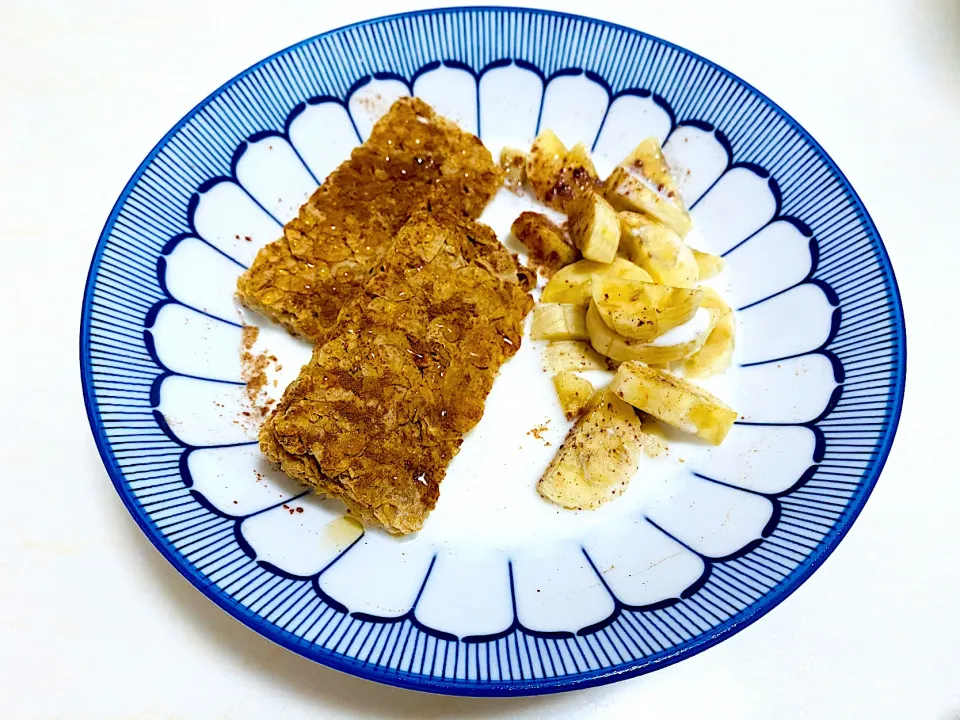 Weet-bix with bananas, honey, cinnamon and milk|Emmaさん