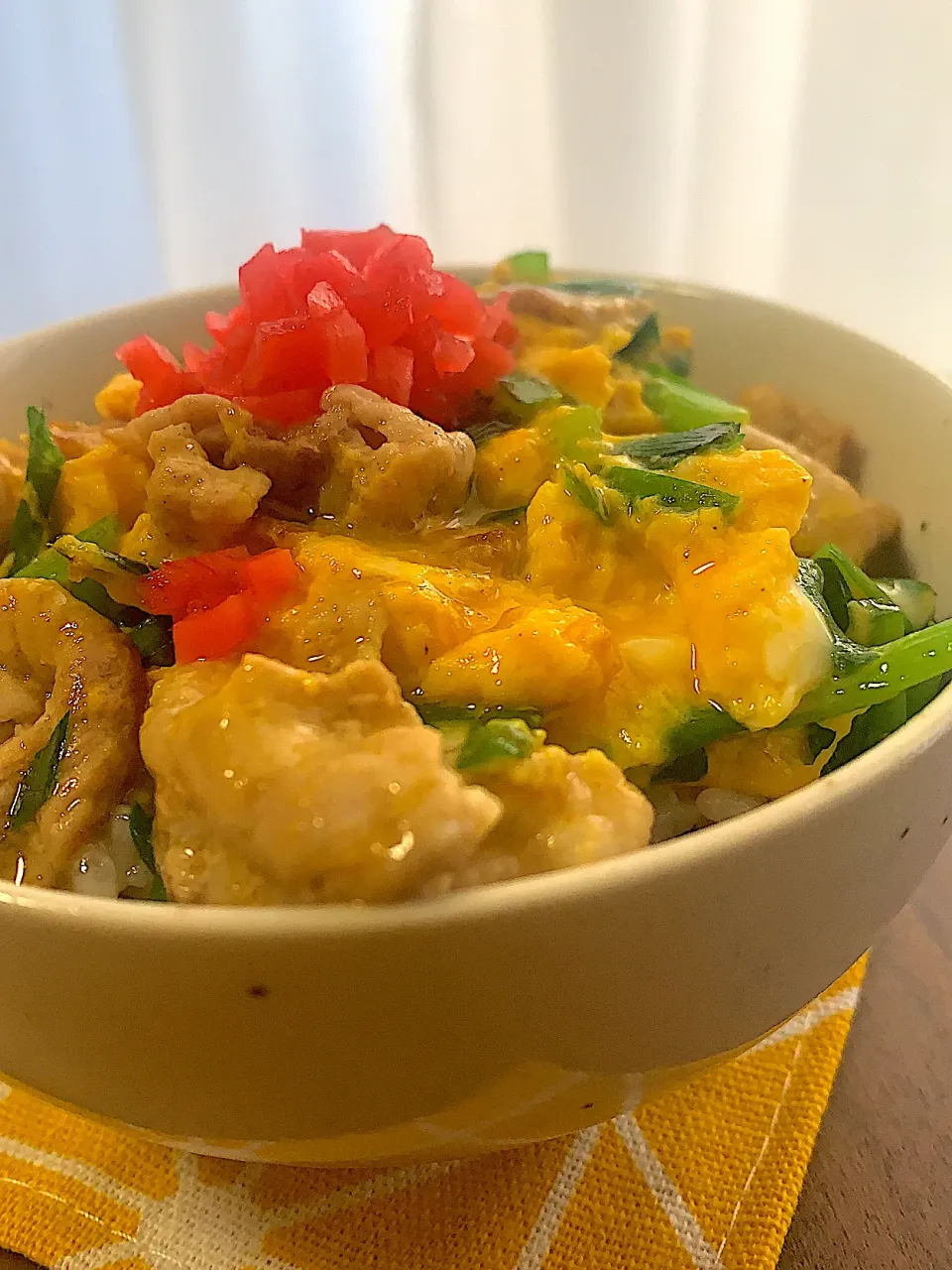 Snapdishの料理写真:ニラ豚玉丼|Yochipyさん