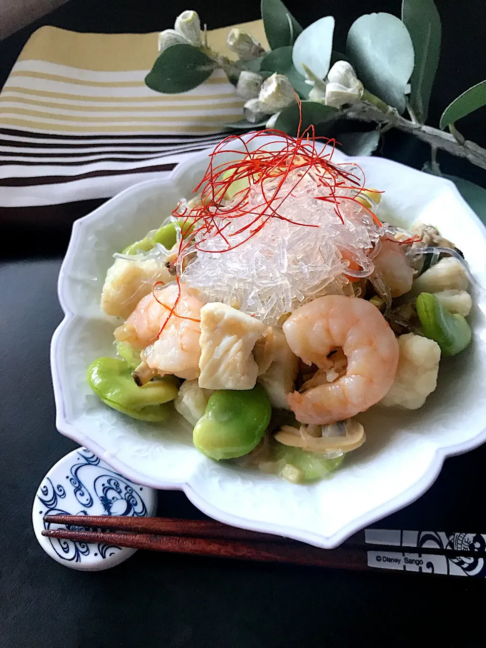 Snapdishの料理写真:冷凍シーフードミックスとそら豆のサラダ麺🥗|とんちんさん