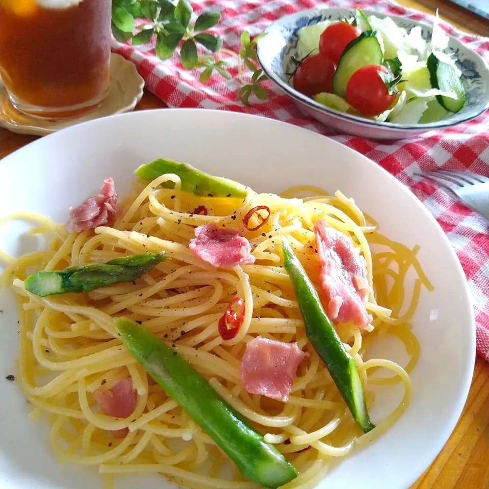 Snapdishの料理写真:生ハムとアスパラのペペロンチーノ🌶|とまと🍅さん