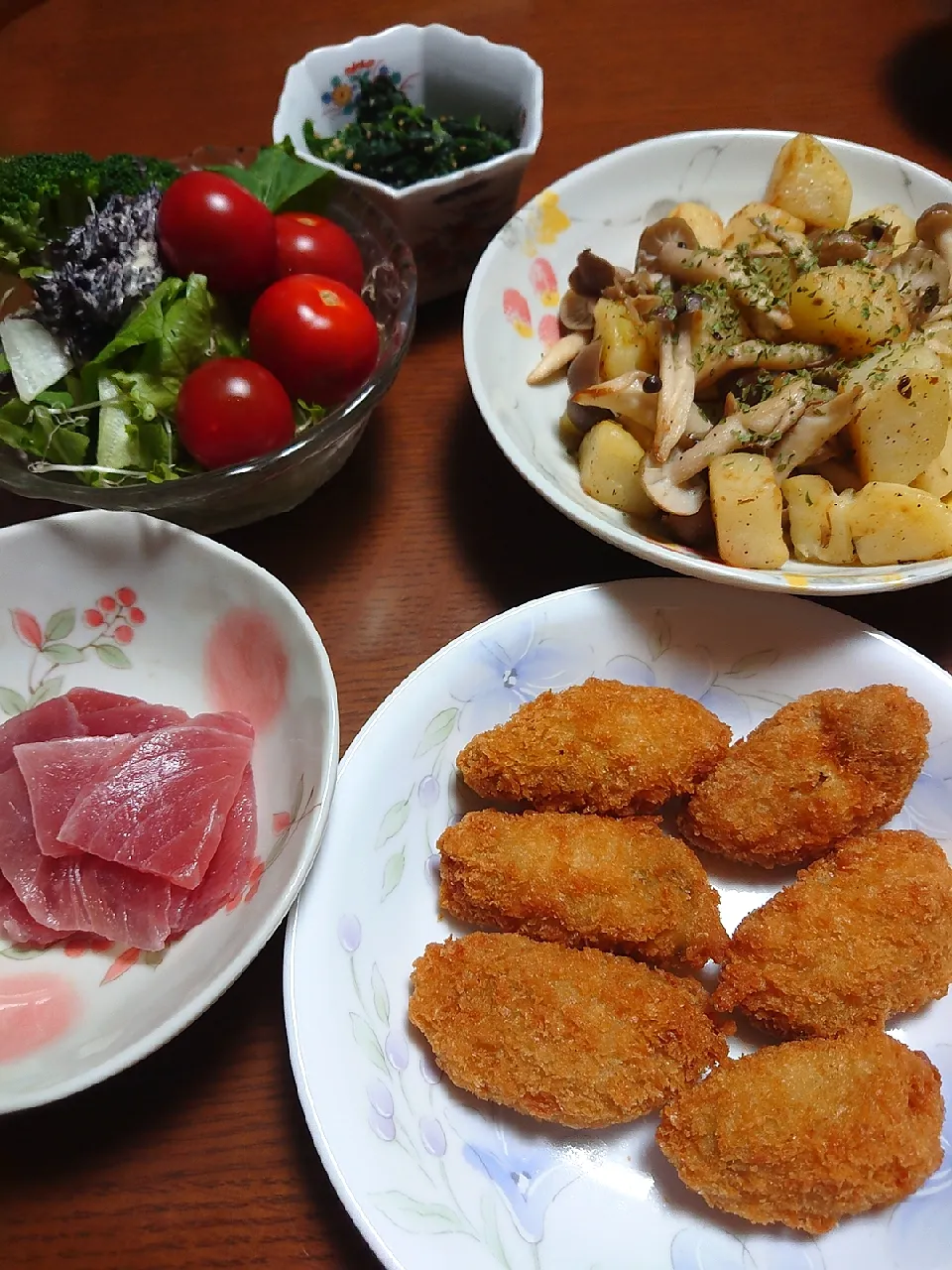 牡蠣フライ
じゃがいもとシメジ炒め
刺身
ほうれん草胡麻和え
サラダ|ぱやさん