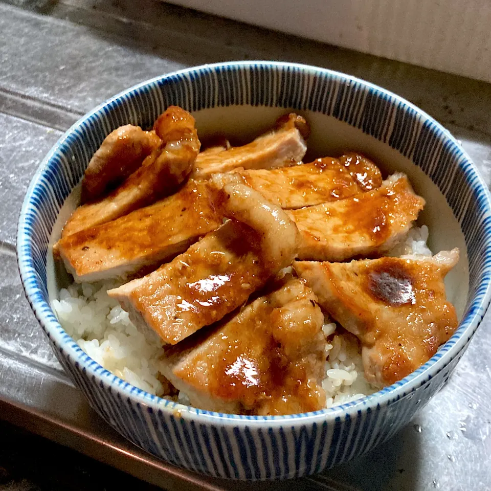 今夜は、魅惑のスタミナトンテキ丼を頂きます😋🎵🎉|ギムレットさん