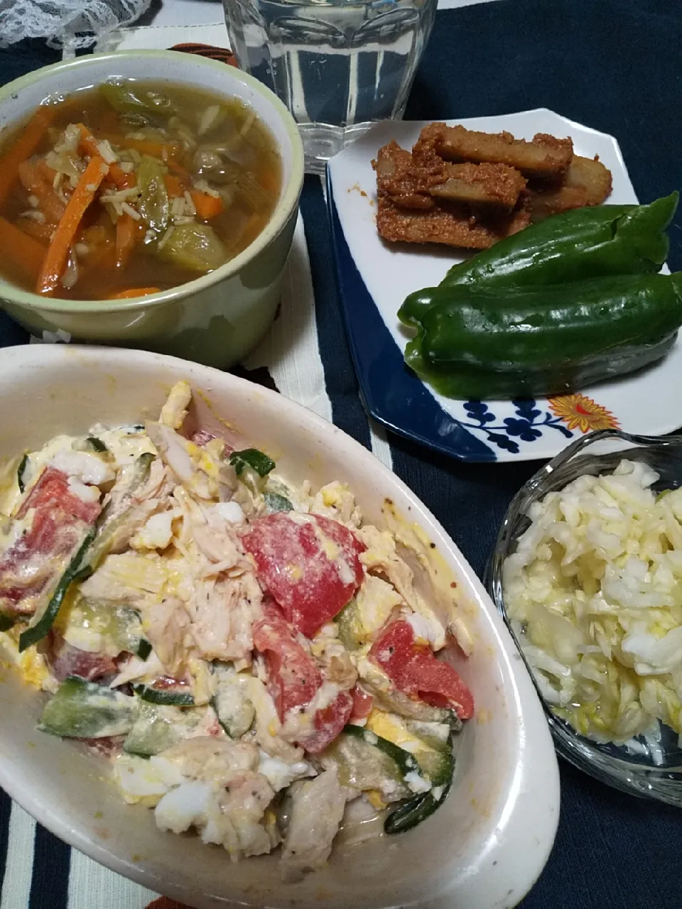 Snapdishの料理写真:今日の晩御飯
※鶏とトマトと玉子ときゅうりのサラダ
※酢キャベツ
※人参、ネギ、きのこのカレースープ
※ピーマン糠漬け
※ごぼうのごま酢味噌和え
※焼酎ハイボール|れあMIXさん