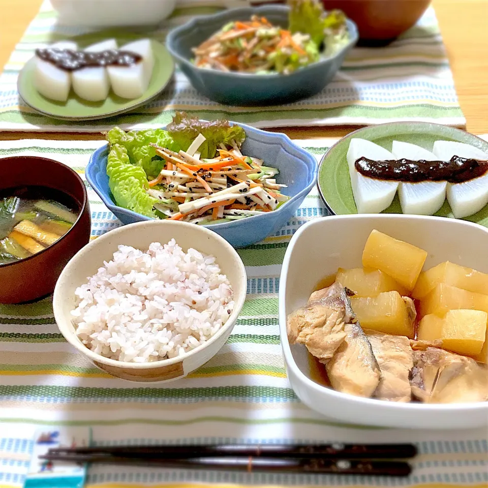 ぶり大根、ごぼうサラダ、大根田楽、味噌汁(小松菜、薄揚げ)|ツインうさぎさん