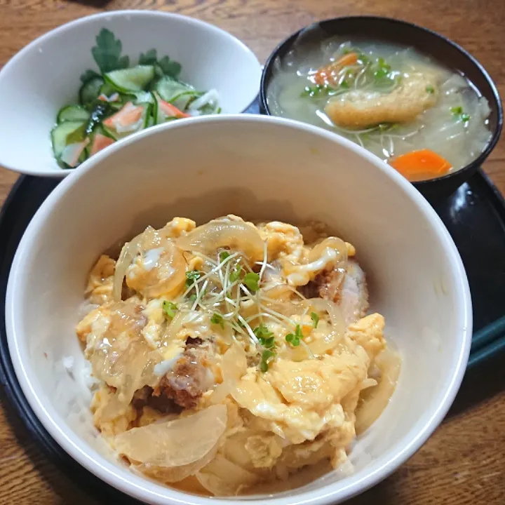 Snapdishの料理写真:カツ丼
酢の物(きゅうり わかめ カニかま)
みそ汁(キャベツ 玉葱 人参 大根 うすあげ)|たつかばさん