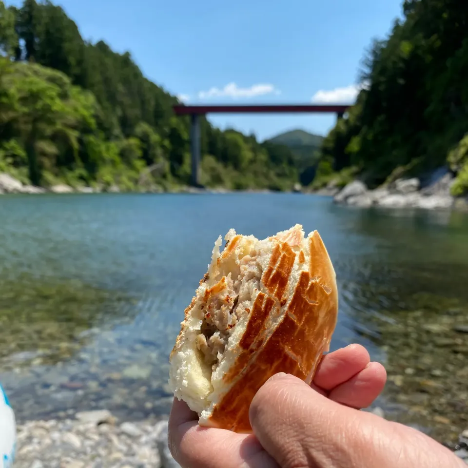 Snapdishの料理写真:外で食べる肉まん|麻紀子さん