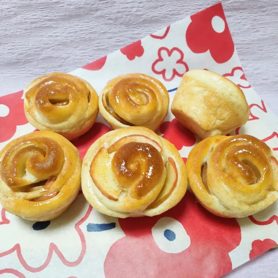 ダーリンベーカリー🥖🍞🥐🥞🍔🌭🍕
こだま酵母で全粒粉入り
アップルシナモンパン🌹|キャサリンさん