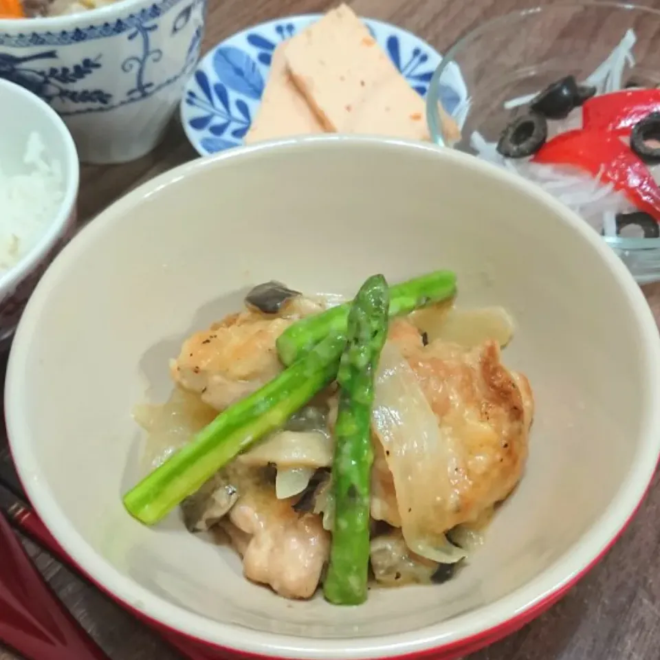 Snapdishの料理写真:鶏ももとアスパラのオレンジジュース煮|ゆりちさん