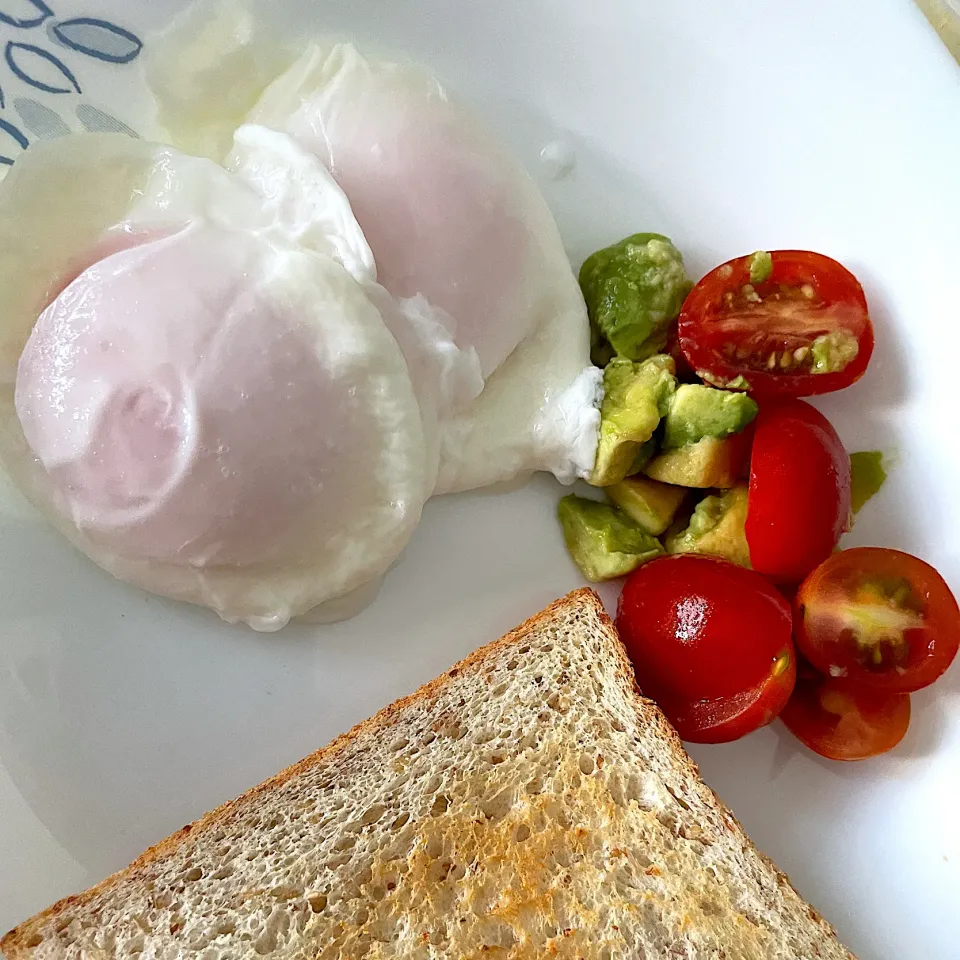 Poached eggs with cherry tomatoes and avocado|Ong Sor Fernさん