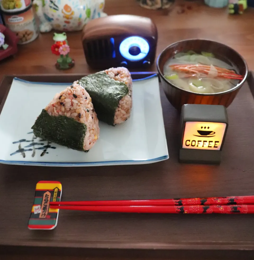 お茶漬けおにぎり・海老のお味噌汁|まぁちゃんさん