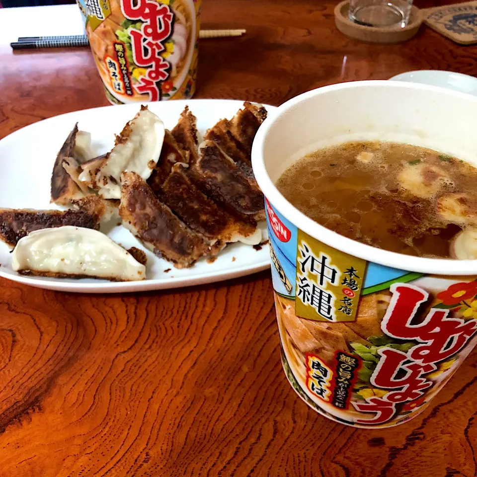 冷凍餃子と期限が過ぎたラーメン🍜😋|すかラインさん