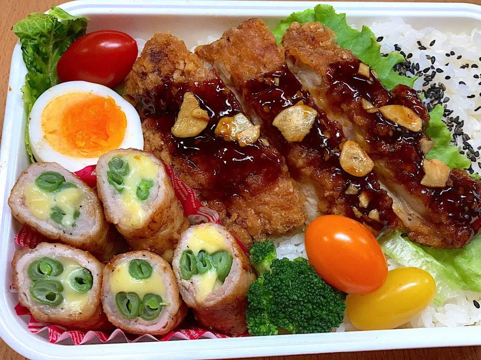 Snapdishの料理写真:揚げ鶏と肉巻き弁当|ちかちかさん