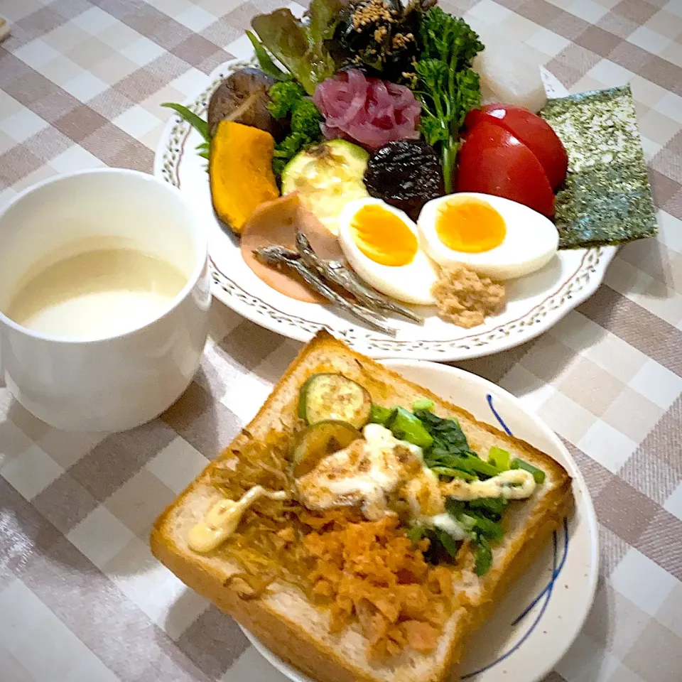 今日の朝ごはん★菜花・しらす・鮭フレーク・梅きゅうりでマヨチーズとピーマン味噌とチーズの欲張りトースト|riko30294さん