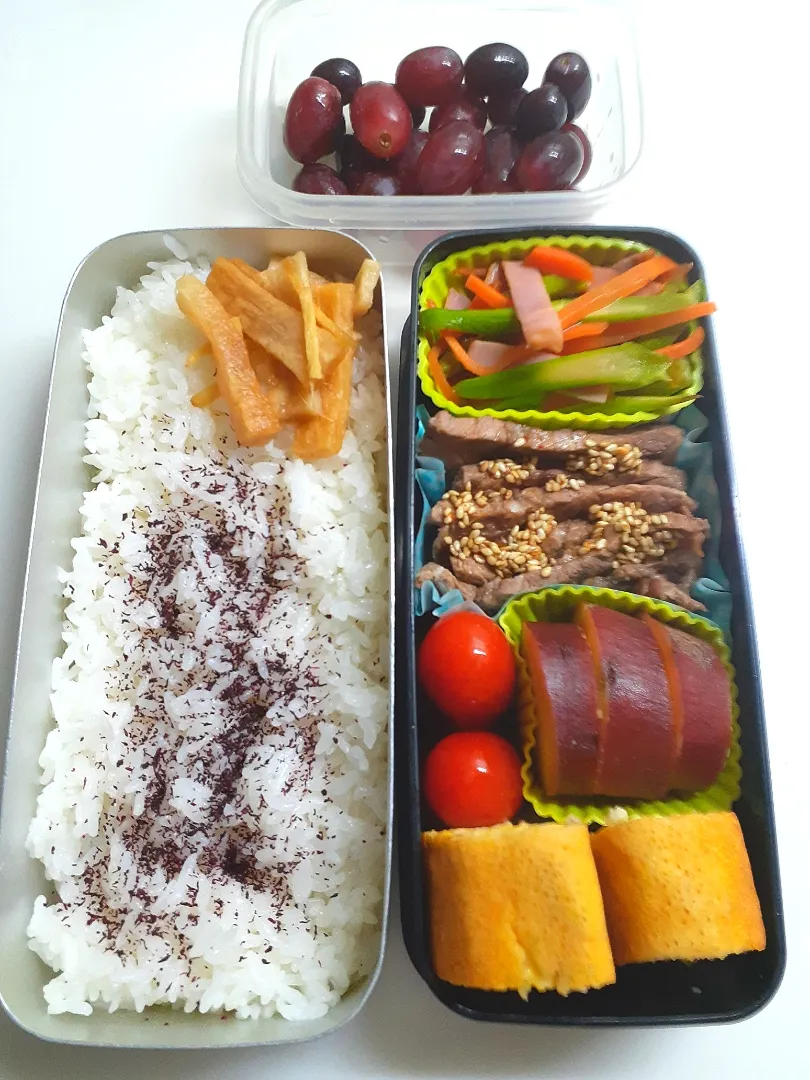 ☆中学生弁当☆ベーコンアスパラ、焼肉、薩摩芋蜂蜜レモン煮、ミニトマト、シラス卵焼き、ゆかりごはん、大根漬け、種無しぶどう|ｼｮｺﾗさん