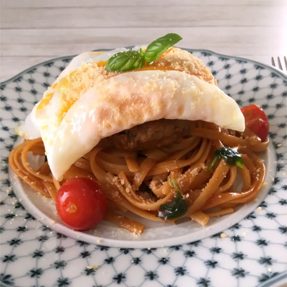 パスタにハンバーグ乗せてみた♪|ポンポンダリアさん