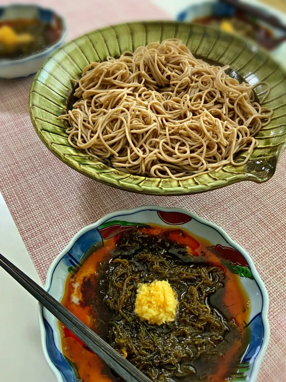 Snapdishの料理写真:旬の生モズクをさっと湯掻いてとろろと刻み生姜を合わせて蕎麦をいただきます。ツユは麺つゆにバルサミコを少々|mattさん