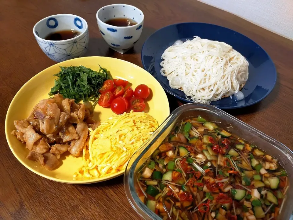 夜ごはん　主役はバズレシピの漬け🥒色々のっけお素麺😋|みやこさん