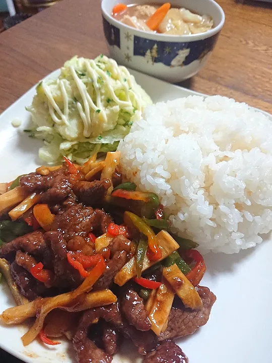 青椒肉絲
レタスときゅうりのポテトサラダ
鶏団子と野菜の中華スープ|たつかばさん