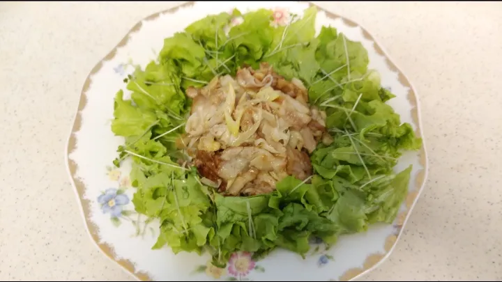 💕豚バラ肉と長ネギの味噌マヨ炒め♡
レタスとブロッコリースプラウトをた
っぷりと💕|yuiママさん