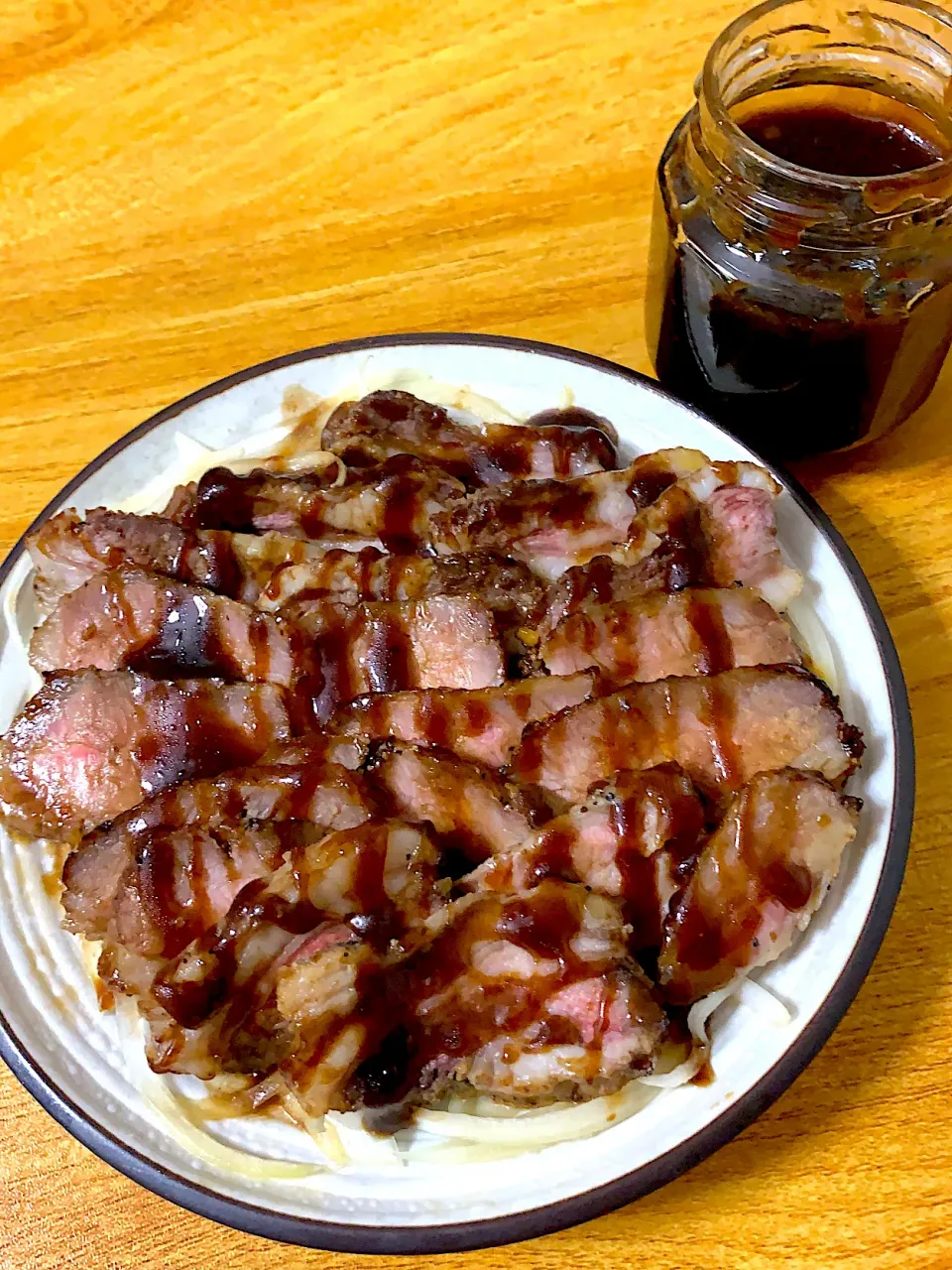 Snapdishの料理写真:🥩ローストビーフと手作りのタリアータソース☺️|Hanami Takigamiさん