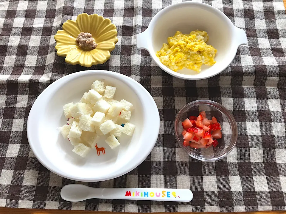 Snapdishの料理写真:【離乳食】とうもろこし豆腐、食パン、豚肉、いちご|sayaさん