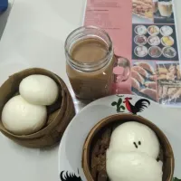 Snapdishの料理写真:dimsum at night 
salted pao and red bean pao 
how classic is it ?|naomichelle 陳 美 仙さん