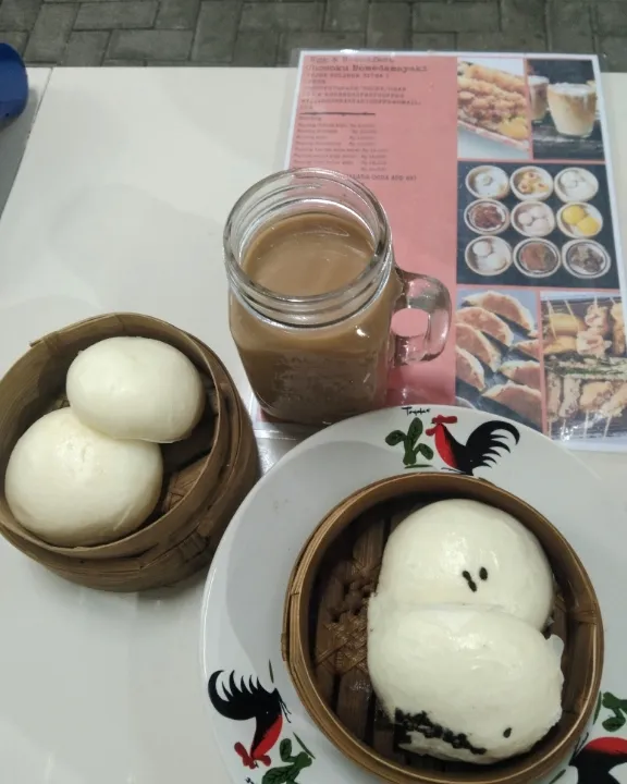 dimsum at night 
salted pao and red bean pao 
how classic is it ?|naomichelle 陳 美 仙さん