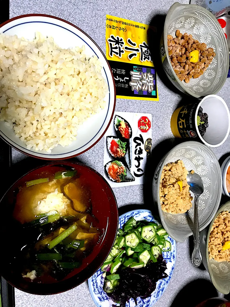 ドラマ古畑任三郎スペシャルを観ながら、 #夕飯　いま超話題の納豆定食ふうに。ロウカット玄米ご飯、玉子小松菜昆布味噌汁、納豆(金の粒ひきわり納豆、黒千石納豆、紫峰しょうゆ極小粒納豆)、薬味(オクラ、ザワークラウト)|ms903さん