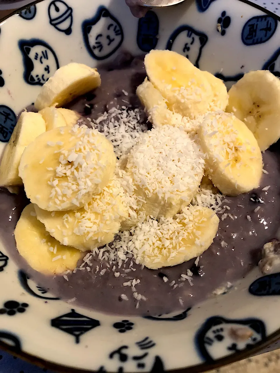 Overnight oats with blueberries, banana and coconut|MissYumYumさん