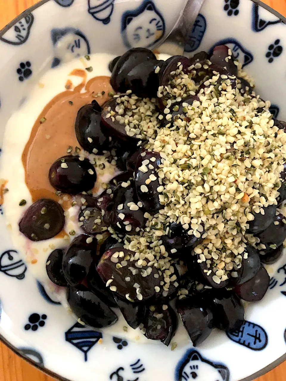 Vegan soy yoghurt with fruits, hemp seeds and peanut butter|MissYumYumさん