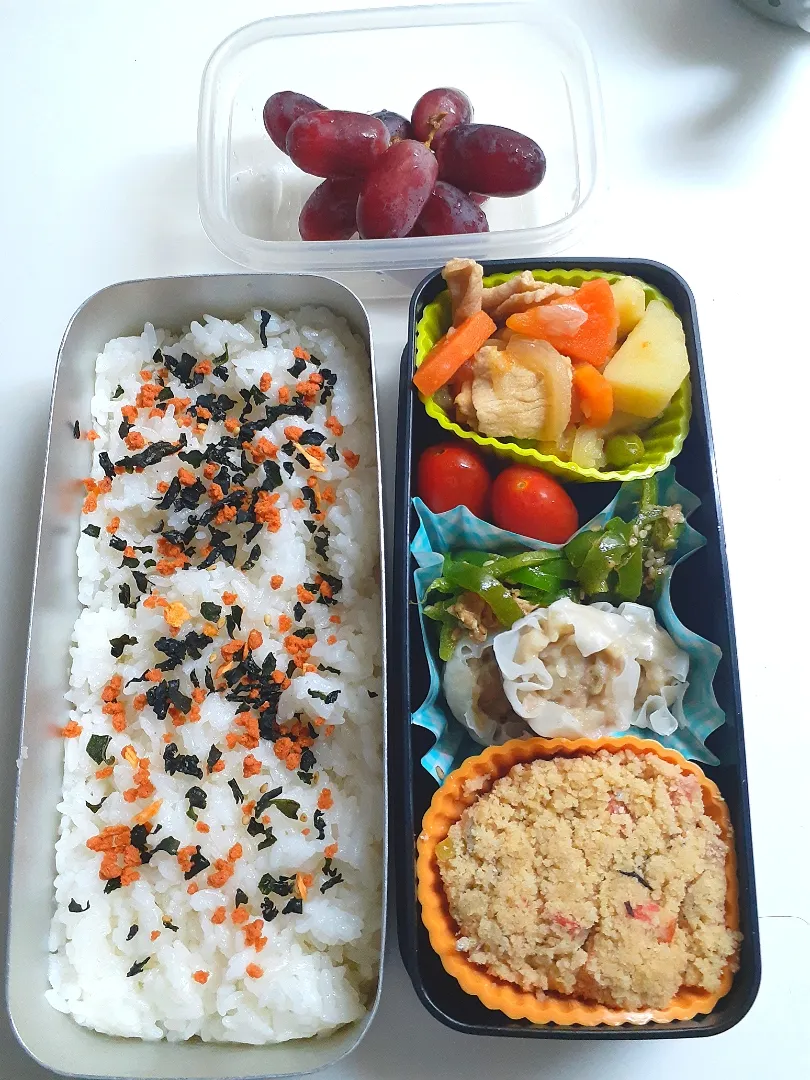 Snapdishの料理写真:☆中学生弁当☆鮭若芽ごはん、肉じゃが、ミニトマト、無限ピーマン、焼売、卯の花、種無しぶどう|ｼｮｺﾗさん