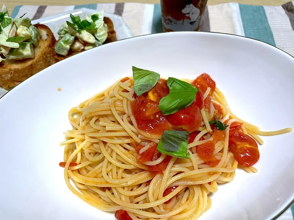 晩ご飯（5/31）
✳︎トマトとバジルのパスタ
✳︎えびアボカドブルスケッタ|さっちんさん