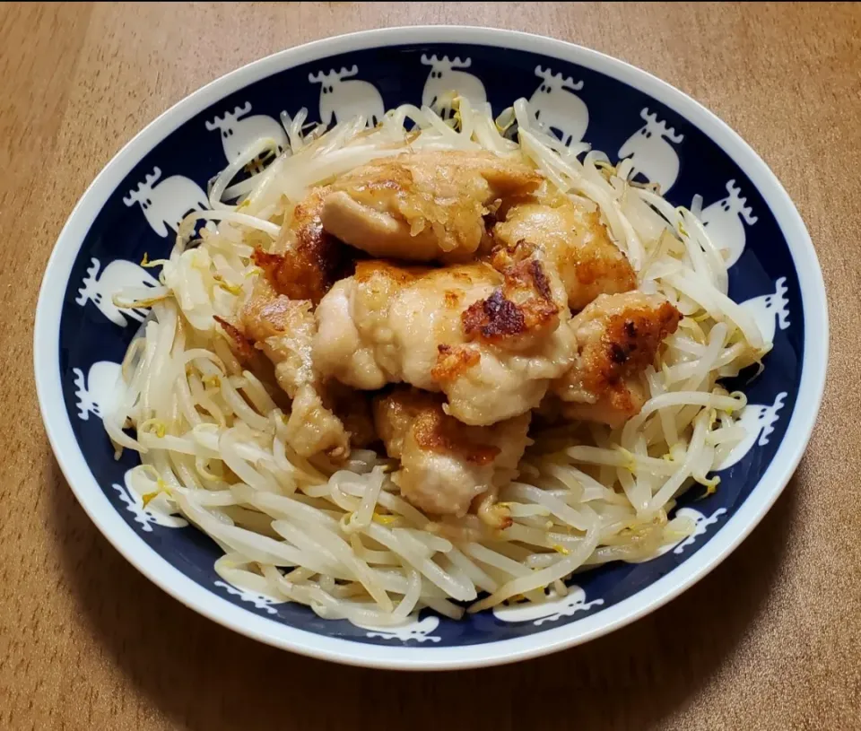 昆布つゆに漬けた鶏肩小肉に片栗粉をまぶして焼き、ノンオイルで炒めたもやしにのせました。|ナナさん