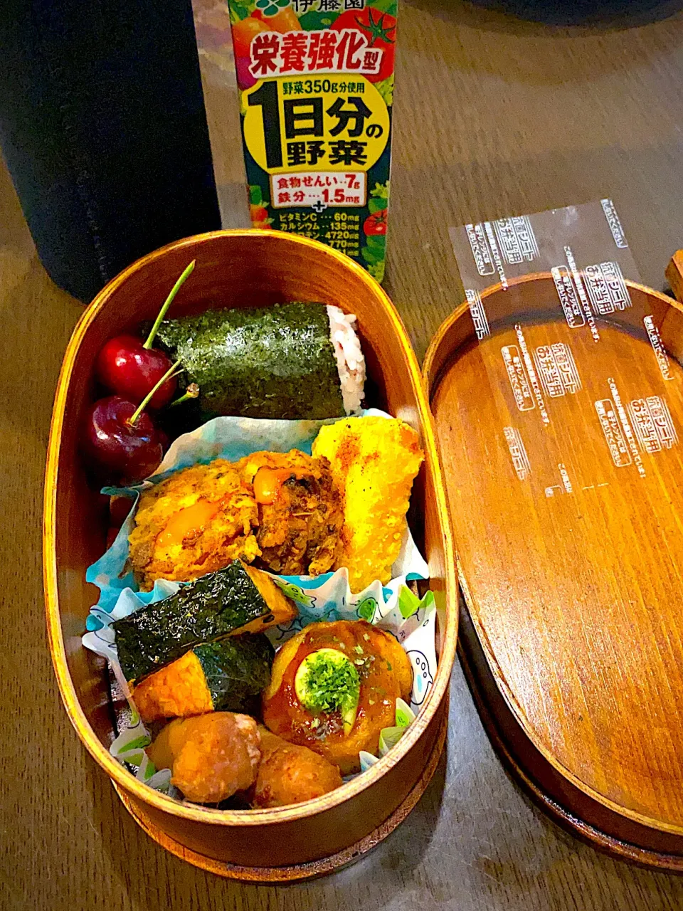 お弁当🍱　十六穀ごはんのおにぎり　焼き海苔　チーズポテト　チリガーリックシーズニング　カレー味フライドチキン　オーロラ辛ソース　たこ焼き　ソースマヨ青海苔　粗挽きソーセージソテー　カボチャ素揚げ　胡麻塩　アメリカンチェリー🍒　野菜ジュース　麦茶|ch＊K*∀o(^^*)♪さん