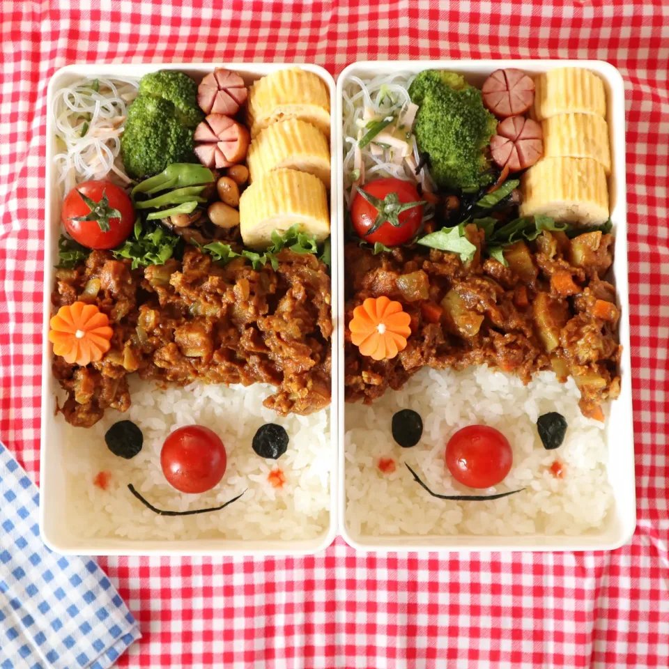 Snapdishの料理写真:高校生男子弁当＆中学生男子弁当🍱キーマカレーで顔弁😁|なかじー。さん