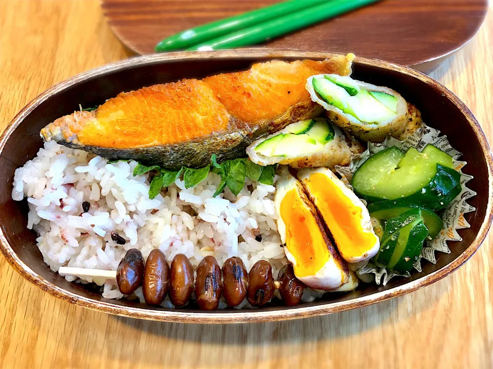 サラ弁　　　　　　　　　　　　　　　　　　焼き鮭　目玉焼き　赤大豆煮　ズッキーニの豚バラ巻きスパイシーソテー　胡瓜胡麻酢|じゅんさんさん